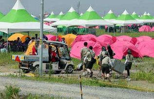 １日、韓国セマングムのキャンプ場に到着した世界スカウトジャンボリーの参加者（ＥＰＡ時事）