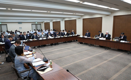 財政検証結果について話し合う第１６回社会保障審議会年金部会＝３日午後、東京都千代田区の全国都市会館
