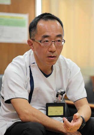 インタビューに応じる医師の内田恵一さん＝２月２６日、三重県四日市市

