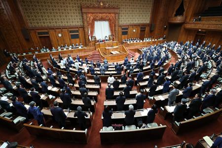 改正生活困窮者自立支援法などが可決、成立した参院本会議＝１７日午後、国会内
