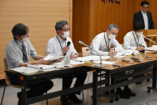 社会福祉法人「あすなろ福祉会」への調査結果を説明する北海道の職員ら＝２１日午後、道庁