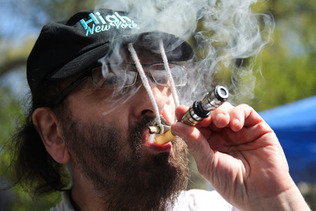 大麻を吸う男性＝４月２０日、ニューヨーク（ＡＦＰ時事）
