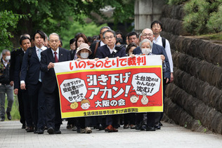生活保護減額訴訟で、弁論のため最高裁に向かう原告や弁護団=27日午後、東京都千代田区