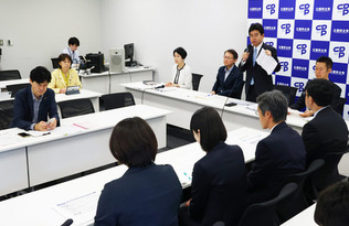 年金制度改革関連法案に関し、厚生労働省の担当者(手前)からヒアリングする立憲民主党の山井和則氏(奥右から2人目)=16日午後、国会内
