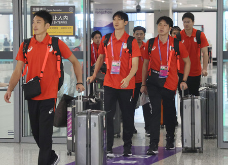 中国・杭州の空港に到着した日本の選手ら＝１６日
