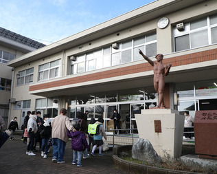 学校が再開し、登校する児童ら＝６日午前、石川県輪島市
