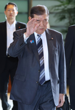 首相官邸に入る石破茂首相＝２７日午前、東京・永田町