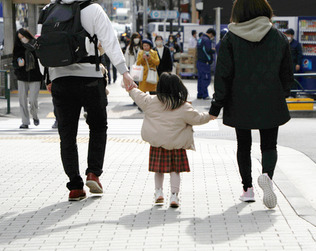 東京・銀座を歩く親子連れ（資料）