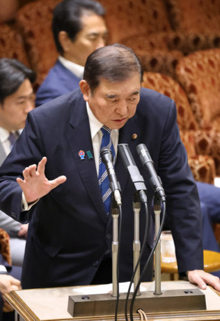 参院予算委員会で答弁する石破茂首相=19日午前、国会内