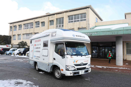 医薬品を供給する車両「モバイルファーマシー」＝８日、石川県珠洲市