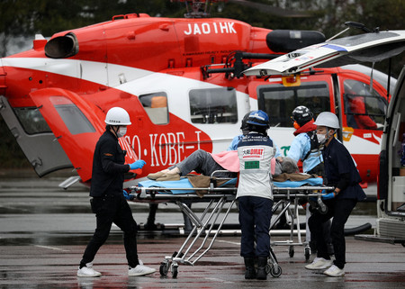 被災地域からヘリでＳＣＵに搬送された高齢者＝２０日午前、金沢市
