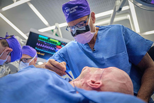 世界初の眼球移植手術＝５月２７日、ニューヨーク（米ニューヨーク大ランゴーン医療センター提供）（ＡＦＰ時事）