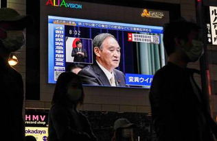 緊急事態宣言発令に関する菅義偉首相の記者会見を映す街頭ビジョン＝２０２１年４月２３日、東京・新宿（ＥＰＡ時事）