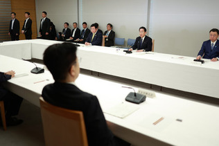 花粉症対策に関する関係閣僚会議で発言する岸田文雄首相（右から２人目）＝３０日午前、首相官邸
