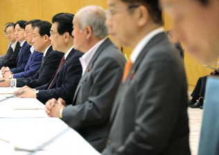 こども未来戦略会議に臨む岸田文雄首相（手前から５人目）と閣僚＝２２日、首相官邸