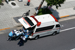 救護活動中の救急車と救急隊員（資料写真）