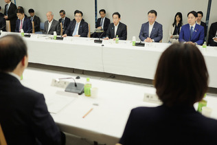 こども未来戦略会議で発言する岸田文雄首相（奥右から３人目）＝１日午後、首相官邸