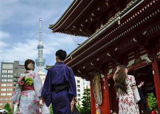 浅草寺を散歩する着物姿のカップル＝６月２８日、東京・浅草（ＥＰＡ時事）