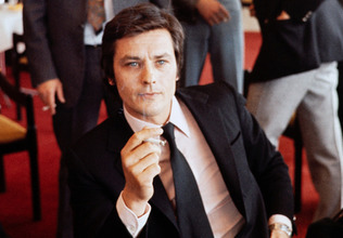 記者会見の合間にたばこを吸うフランスの俳優アラン・ドロンさん=1971年4月、リヨン(AFP時事)