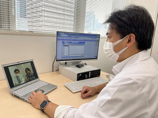 オンライン治験のイメージ。パソコンの画面に映る患者らと国立がん研究センター中央病院の医師が治験方針などを話し合う（同センター提供）