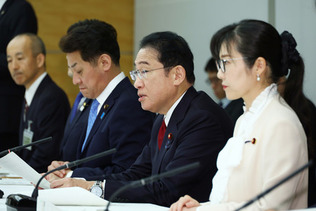 子どもの性被害防止に関する会議で発言する岸田文雄首相（右から２人目）＝２５日午後、首相官邸