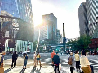 20日、強い日光に照らされる東京・有楽町駅前の交差点