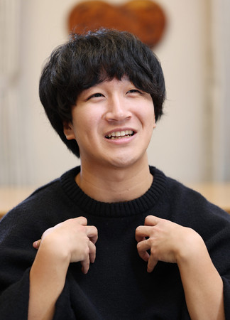 取材に応じる新田佑さん＝１月１１日、神戸市東灘区
