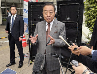 記者団の取材に応じる立憲民主党の野田佳彦代表=27日午前、東京都立川市