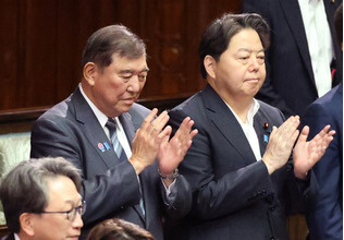 衆院本会議で年金制度改革関連法案の可決後、拍手する石破茂首相（左）ら＝３０日、国会内
