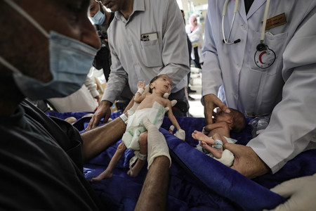 パレスチナ自治区ガザ南部ラファの病院で、エジプトへの移送を待つ未熟児＝２０２３年１１月（ＥＰＡ時事）