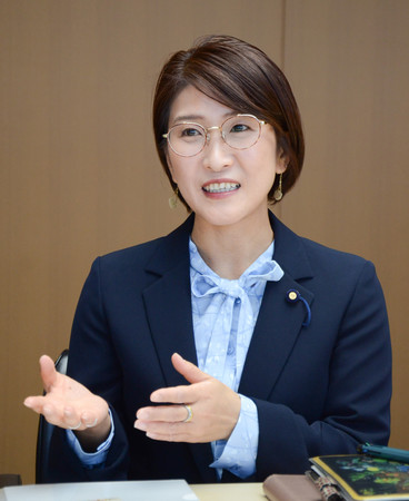 インタビューに答える栃木県那珂川町議の益子純恵さん＝２月３日、栃木県那珂川町役場