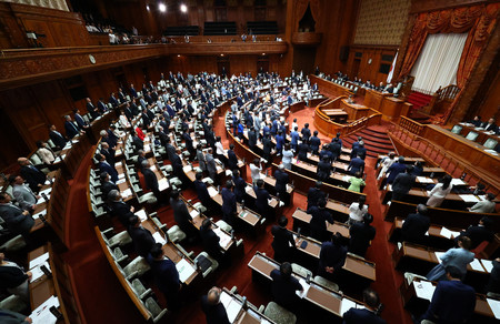 改正地方自治法が賛成多数で可決、成立した参院本会議＝１９日午前、国会内
