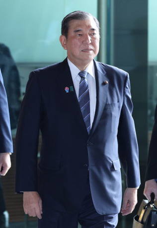 首相官邸に入る石破茂首相＝１６日、東京・永田町
