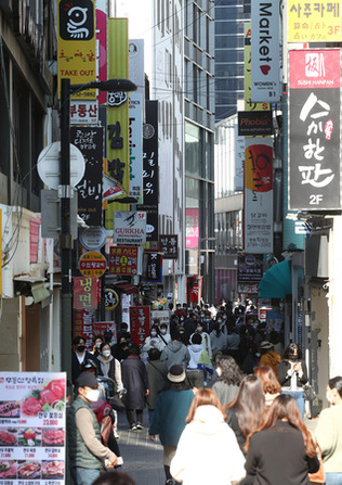 韓国・ソウルの繁華街を歩く人たち＝２０２１年１０月（ＥＰＡ時事、資料写真）