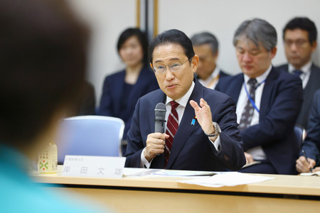 日本海総合病院を訪れ、関係者と意見交換する岸田文雄首相＝１９日午後、山形県酒田市（代表撮影）