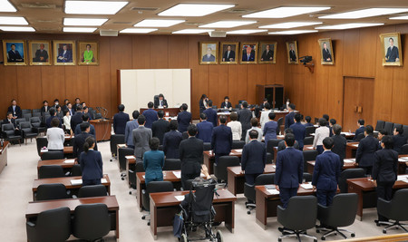 年金制度改革関連法案が可決された衆院厚生労働委員会＝３０日午前、国会内
