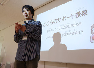 能登半島地震で被災した児童や生徒へのカウンセリングについて取材に応じる臨床心理士の広田晋平さん=1日、石川県輪島市