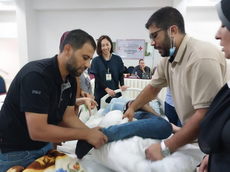 イスラエルとイスラム組織ハマスの戦闘が始まる前、パレスチナ自治区ガザのアルクッズ病院で支援活動をする日本赤十字社の川瀬佐知子看護師（中央）＝９月２０日（日本赤十字社提供）