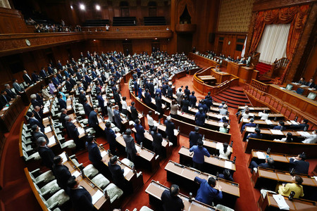 改正子ども・子育て支援法などが賛成多数で可決、成立した参院本会議＝５日午後、国会内
