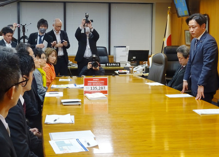 患者団体と面会し、発言する福岡資麿厚生労働相（右端）＝１４日午後、東京都千代田区
