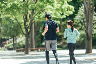 ジョギングする男女（写真はイメージ）