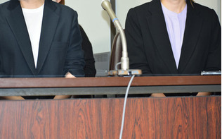 記者会見する「ミュゼプラチナム」の元従業員ら=16日午後、東京都千代田区