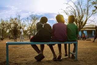 スーダンの難民キャンプで、ベンチに座る子供たち＝５月２９日（ＡＦＰ時事、資料写真）