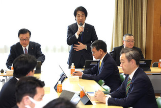 自民党の厚生労働部会などの合同会議であいさつする田村憲久元厚生労働相(奥中央)=17日午前、東京・永田町の同党本部