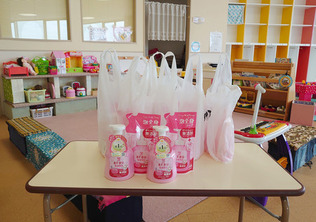 衛生用品のサラヤが大阪府柏原市に寄贈したベビーソープを、市内の子育て支援施設で配布するイメージ（同市提供）
