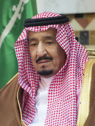 サウジアラビアのサルマン国王＝リヤド近郊（王室が２０１６年１１月提供）（ＡＦＰ時事）