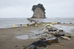地震で崩れ、立ち入らないようにコーンが並べられた見附島周辺＝７日、石川県珠洲市
