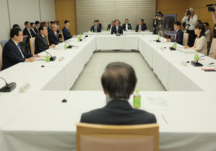 経済財政諮問会議に臨む岸田文雄首相（左から２人目）ら＝７日午後、首相官邸
