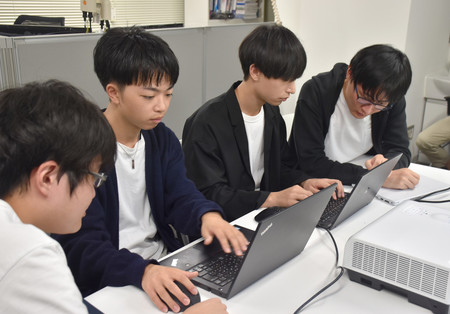 感染症の流行状況を予測する人工知能（ＡＩ）を開発した東北大医学部の佐藤雄大さん（左から２人目）ら＝４日、仙台市青葉区