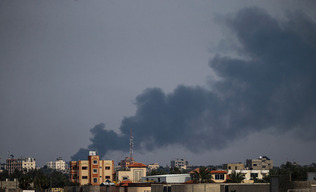 イスラエル軍によるパレスチナ自治区ガザ北部への攻撃で立ち上がる煙＝２月２６日（ＥＰＡ時事）